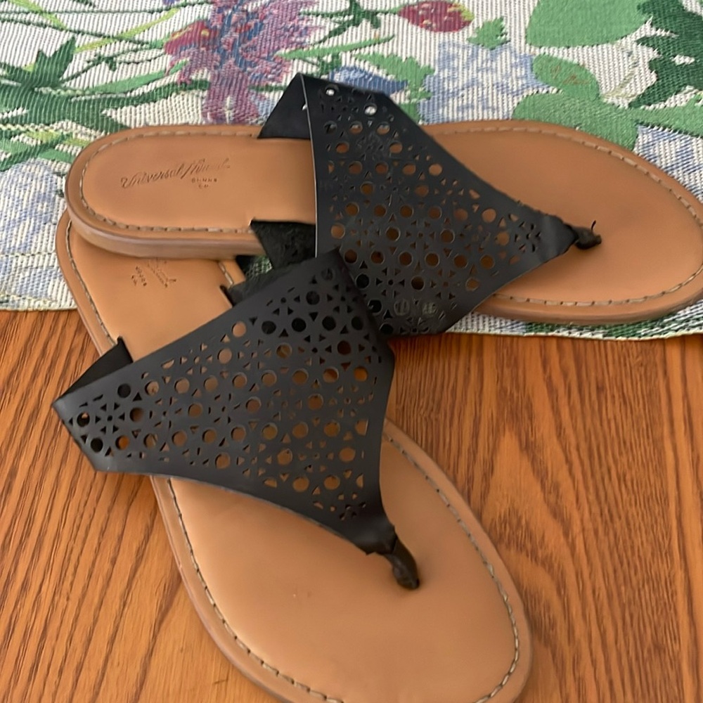 Black thong sandals size 7